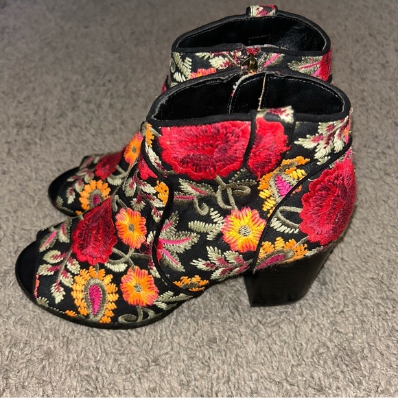 NWOT CROWN VINTAGE Floral Embroidered Ankle Boots - Picture 5 of 10